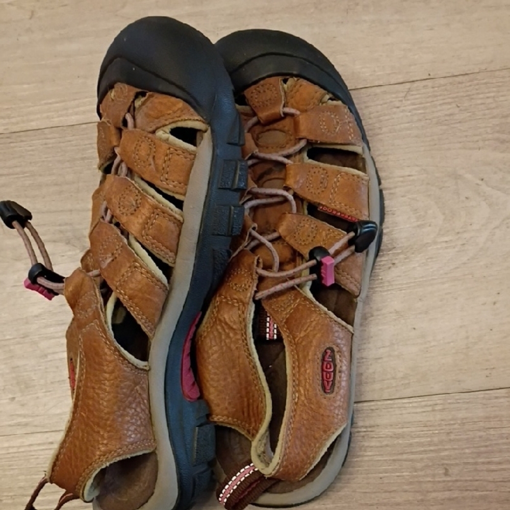 KEEN Brown and Black Women's Sandals - Picture 3 of 3